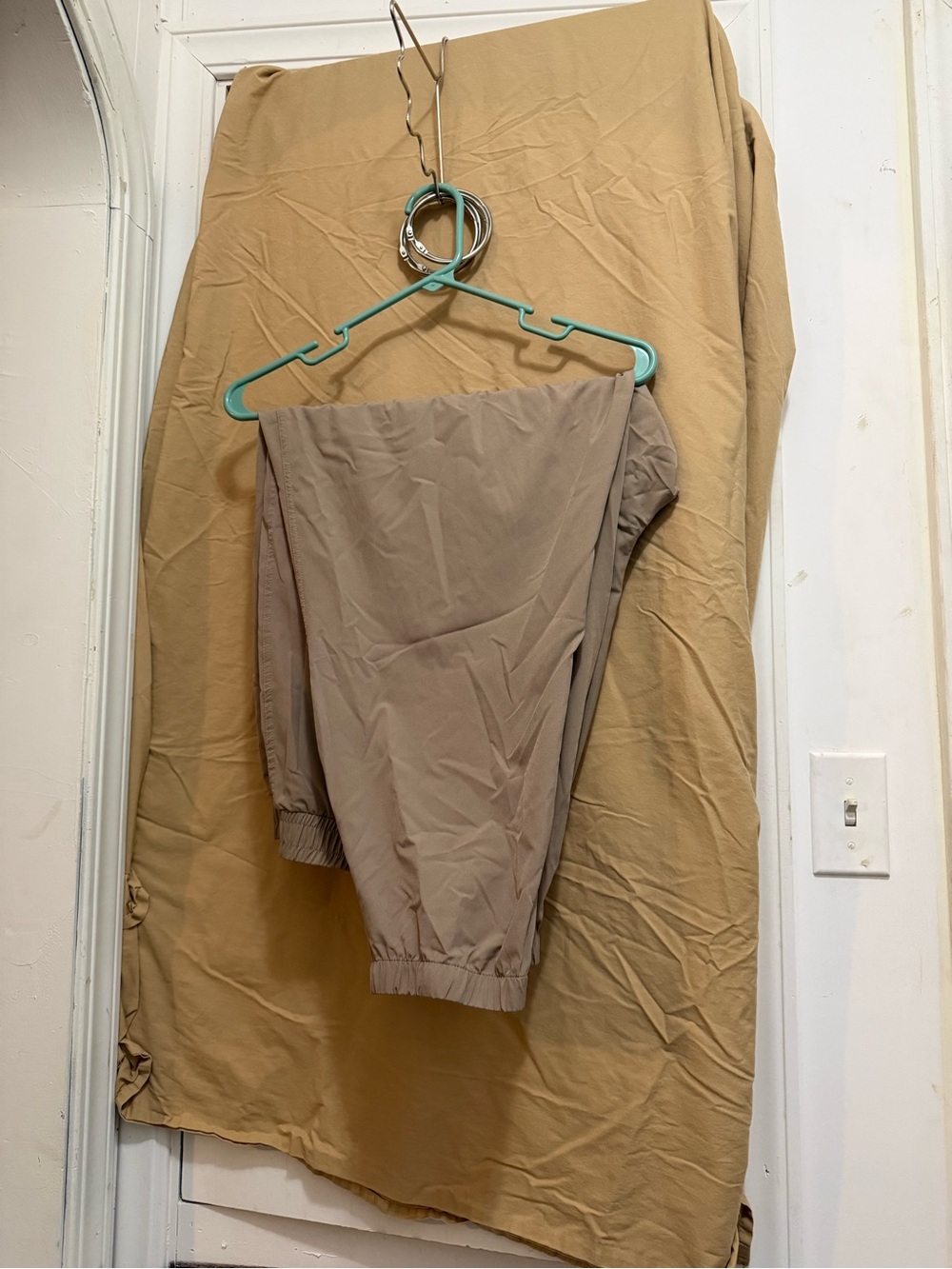 Old Navy Womens Jogger Pants in Taupe Brown